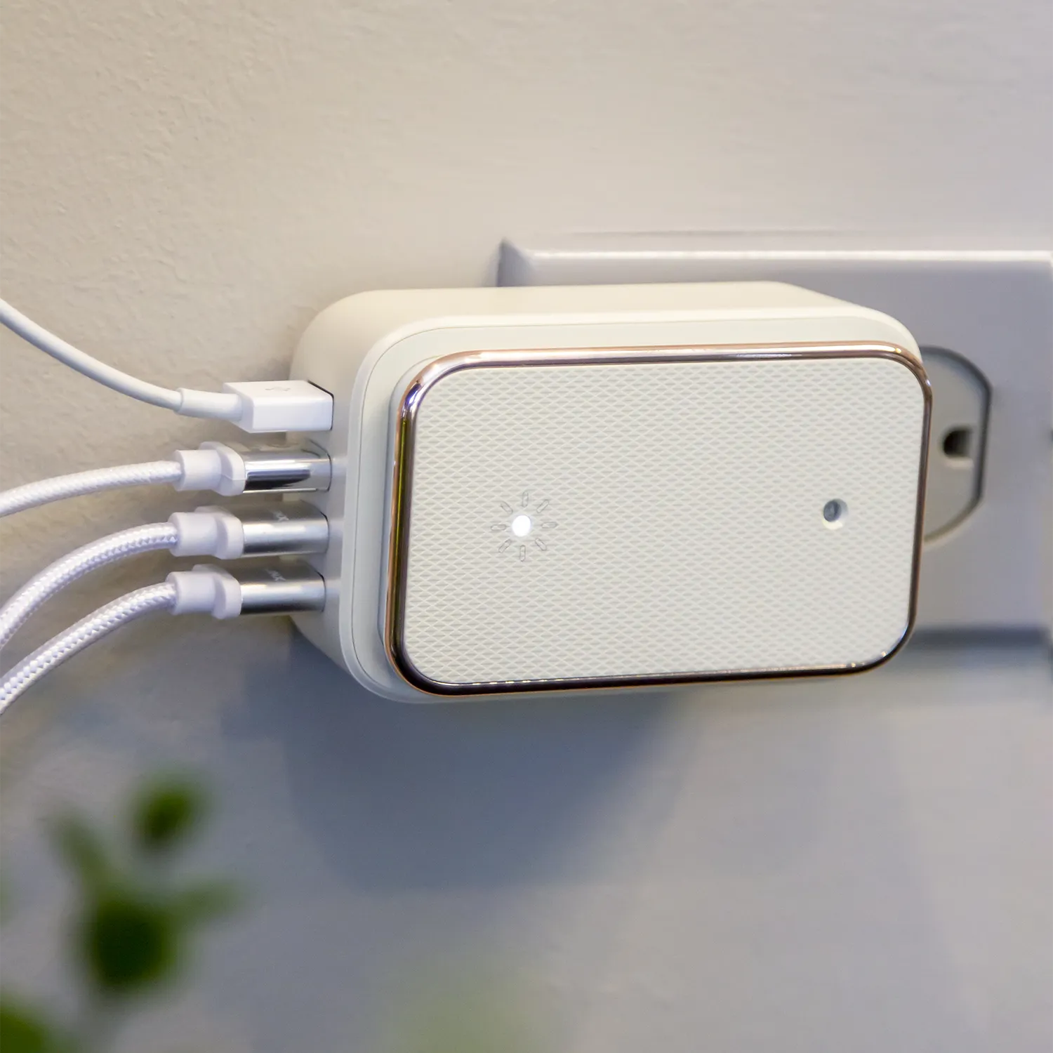 ChargeHub X4 – 4-Port USB SuperCharger & LED Night Light